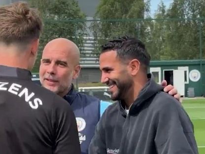 رياض محرز خلال زيارة فريقه السابق مانشستر سيتي - 8 أغسطس 2025 - X/@ManCity