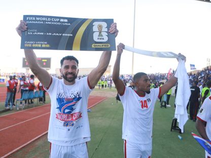 لاعبان من الرأس الأخضر يحتفلان بتأهل المنتخب للمرة الأولى إلى كأس العالم 2026 - 13 أكتوبر 2025 - X/@FIFAcom