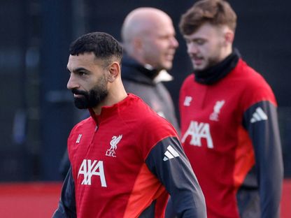 محمد صلاح خلال التدريبات استعداداً لمواجهة إنتر ميلان بدوري أبطال أوروبا وخلفه كونور برادلي والمدرب أرني سلوت - 8 ديسمبر 2025 - REUTERS