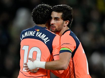 فيران توريس يحتفل بهدفه مع لامين يامال خلال مباراة إلتشي وبرشلونة بالدوري الإسباني - 31 يناير 2026 - Reuters