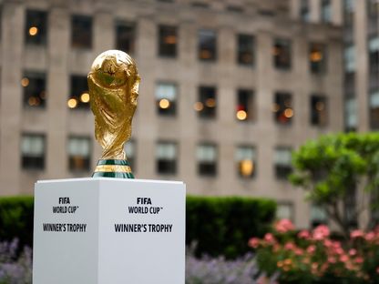 كأس العالم لكرة القدم على منصة في أحد شوارع نيويورك - 16 يونيو 2022 - USA TODAY Sports/Reuters