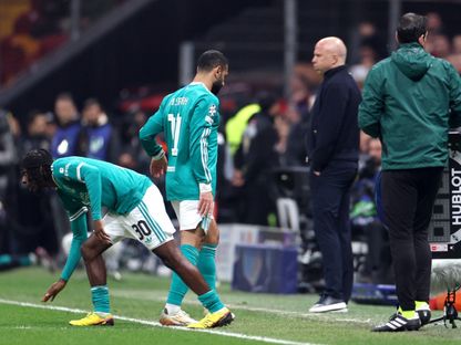 محمد صلاح لاعب ليفربول يغادر الملعب بعد استبداله بزميله فريمبونغ أمام غلطة سراي - 10 مارس 2026 - Reuters