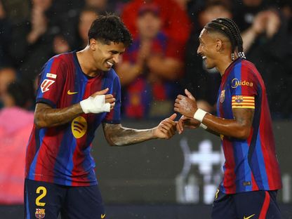 رافينيا (يمين) يحتفل مع كانسيلو بهدف لبرشلونة ضد راسينغ في الدوري الإسباني - 16 سبتمبر 2026 - Reuters