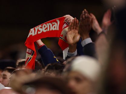 جماهير أرسنال الإنجليزي خلال مواجهة بورتو البرتغالي في إياب ثمن نهائي دوري أبطال أوروبا - REUTERS