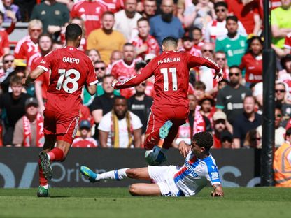 محمد صلاح مهاجم ليفربول يسقط بعد كرة مشتركة ضد كريستال بالاس - 25 أبريل 2026 - Reuters
