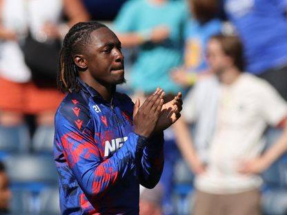 إبيريتشي إيزي لاعب كريستال بالاس يحيي الجمهور بعد مواجهة تشيلسي بالدوري الإنجليزي - 17 أغسطس 2025 - Reuters