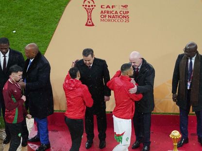 الأمير رشيد شقيق ملك المغرب محمد السادس ورئيس فيفا إنفانتينو مع لاعبي منتخب المغرب خلال مراسم التتويج ببطولة كأس أمم إفريقيا 2025 - 18 يناير 2026 - Reuters