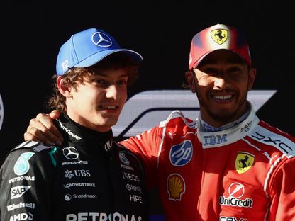 أندريا كيمي أنتونيلي يحتفل بإنجازه كأول المنطلقين بجائزة الصين الكبرى في فورمولا 1 بجوار لويس هاميلتون - 14 مارس 2026 - Reuters