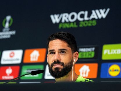 لاعب ريال بيتيس إيسكو خلال المؤتمر الصحفي قبل نهائي دوري المؤتمر الأوروبي - 27 مايو 2025 - Reuters