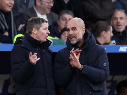 أوليفر غلاسنر يتحدث مع بيب غوارديولا خلال مباراة كريستال بالاس ومانشستر سيتي في الدوري الإنجليزي - 14 ديسمبر 2025 - Reuters
