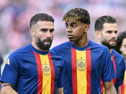 لامين يامال وداني كارفاخال أثناء الإحماء قبل مباراة بين إسبانيا وكرواتيا في "يورو 2024" - 15 يونيو 2024 - REUTERS