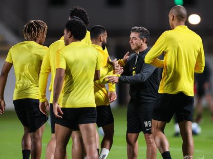 مارسيلو غاياردو المدير الفني لفريق الاتحاد السعودي مع لاعبيه في التدريبات - 7 مارس 2024 - X/ittihad