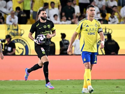 كريم بنزيما نجم الاتحاد يحتفل بتسجيل هدف في مرمى النصر أمام كريستيانو رونالدو في مباراة الفريقين بدوري روشن السعودي - 7 مايو 2025 - Reuters