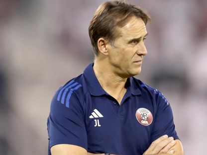 جولين لوبيتيغي مدرب منتخب قطر خلال مواجهة عمان في ملحق التصفيات الآسيوية المؤهلة لكأس العالم - 8 أكتوبر 2025 - X/@QFA
