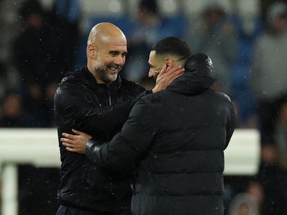 مدرب مانشستر سيتي بيب غوارديولا ولاعب ليفربول محمد صلاح بعد مواجهة الفريقين في الدوري الإنجليزي الممتاز - 23 فبراير 2025 - Reuters