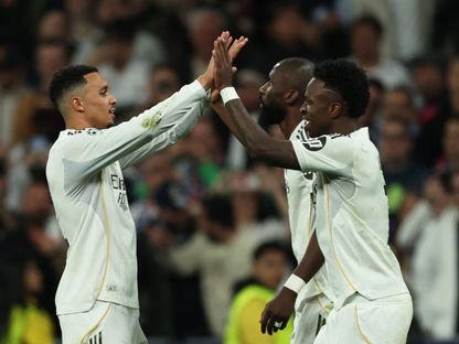 فينيسيوس جونيور مهاجم ريال مدريد يحتفل مع ترينت ألكسندر أرنولد بهدفه في مرمى بنفيكا في دوري أبطال أوروبا - 25 فبراير 2026 - Reuters