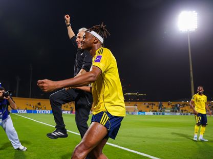 احتفال جورجي جيسوس مدرب النصر مع اللاعب محمد سيماكان بعد التأهل لنهائي دوري أبطال آسيا 2 - 22 أبريل 2026 - X/@AlNassrFC