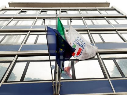 أعلام إيطاليا والاتحاد الإيطالي لكرة القدم على واجهة مقر الاتحاد في روما - 1 أبريل 2026 - Reuters
