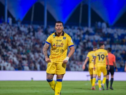 احتفال روجر مارتينيز لاعب التعاون بتسجيل هدف في مرمى الفتح بالدوري السعودي - 7 نوفمبر 2025 - X/@AltaawounFC