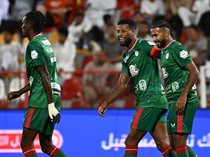 احتفال لاعبي الاتفاق بتسجيل هدف في مرمى ضمك بالدوري السعودي - 26 سبتمبر 2025 - X/@aawsat_spt