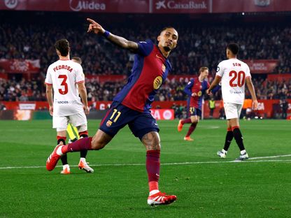 رافينيا لاعب برشلونة يحتفل بالتسجيل أمام إشبيلية - 9 فبراير 2025 - Reuters
