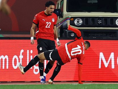 عمر مرموش يحتفل مع محمد صلاح بهدف مصر أمام كوت ديفوار في ربع نهائي كأس أمم إفريقيا - 10 يناير 2026 - Reuters