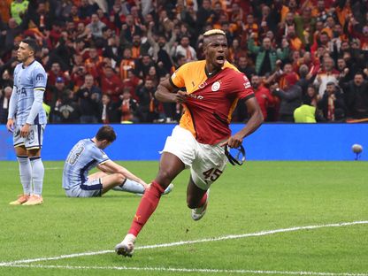 فيكتور أوسيمين يحتفل بتسجيله هدفاً لغلطة سراي في مرمى توتنهام هوتسبير بالدوري الأوروبي - 7 نوفمبر 2024 - Reuters