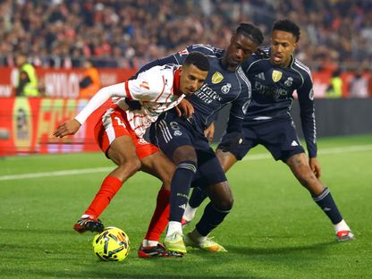 عز الدين أوناحي يسيطر على الكرة أمام إدواردو كامافينغا وإيدر ميليتاو في لقاء جيرونا وريال مدريد بالدوري الإسباني - 30 نوفمبر 2025 - Reuters