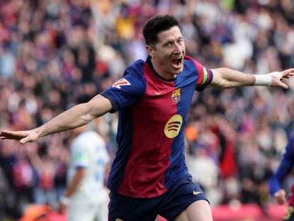 روبرت ليفاندوفسكي مهاجم برشلونة يحتفل بهدفه أمام ألافيس في الدوري الإسباني - 2 فبراير 2025 - Reuters