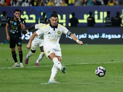 كريستيانو رونالدو نجم النصر لحظة تسديد ركلة جزاء خلال مباراة الخليج بدوري روشن السعودي - 21 مايو 2025 - Reuters
