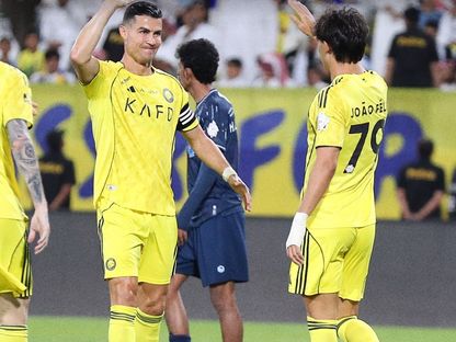 احتفال كريستيانو رونالدو نجم النصر مع زميله جواو فيليكس بهدفه في مرمى الأخدود بالدوري السعودي -  11 أبريل 2026 - X/@SPL
