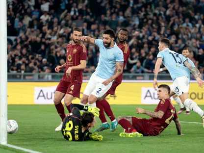 لحظة تسجيل أليسيو رومانيولي لاعب لاتسيو هدفا في شباك روما - 13 أبريل 2025 - Reuters