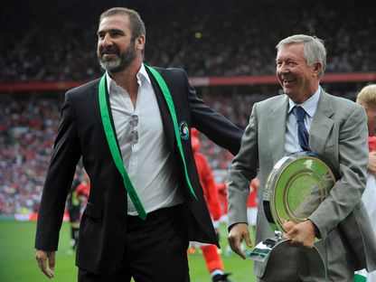 إريك كانتونا ومدرب مانشستر يونايتد أليكس فيرغسون خلال مباراة تكريمية لبول سكولز - 5 آب 2011 - REUTERS