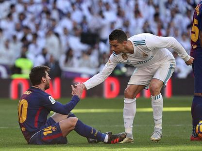 كريستيانو رونالدو يساعد ليونيل ميسي على النهوض في مواجهة الكلاسيكو بين ريال مدريد وبرشلونة - 23 ديسمبر 2017 - REUTERS