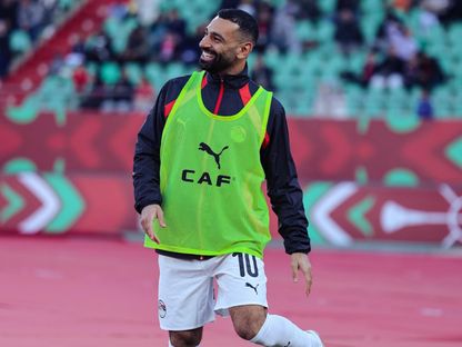 محمد صلاح أثناء الإحماء خلال لقاء مصر وأنغولا بكأس أمم إفريقيا - 29 ديسمبر 2025 - X@EFA