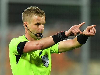 الحكم غلين نيبيرغ خلال مباراة فيورنتينا ضد ريال بيتيس بنصف نهائي دوري المؤتمر الأوروبي - 8 مايو 2025 - Reuters