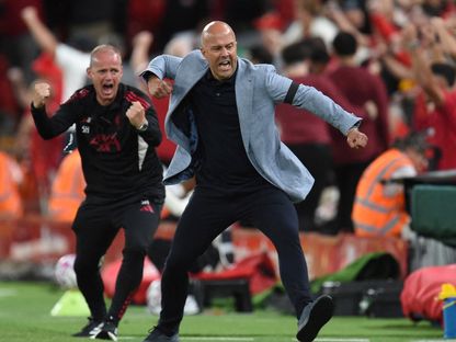 أرني سلوت مدرب ليفربول يحتفل بهدف كييزا في مرمى بورنموث بالدوري الإنجليزي الممتاز - 15 أغسطس 2025 - Reuters