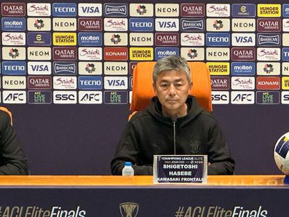 مدرب كاوازاكي شيكتوشي هاسيبي خلال مؤتمر صحافي قبل مواجهة الأهلي في نهائي دوري أبطال آسيا للنخبة بجدة - 2 مايو 2025 - X/@aawsat_spt