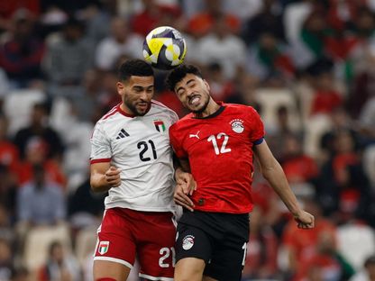 صراع على الكرة بين أكرم توفيق ولوان بيريرا بمباراة مصر والإمارات في كأس العرب بقطر - 6 ديسمبر 2025 - Reuters