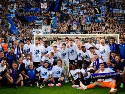 لاعبو أتالانتا يحتفلون بكأس الدوري الأوروبي بعد مباراة ضد تورينو في الدوري الإيطالي – 26 مايو 2024 - Reuters