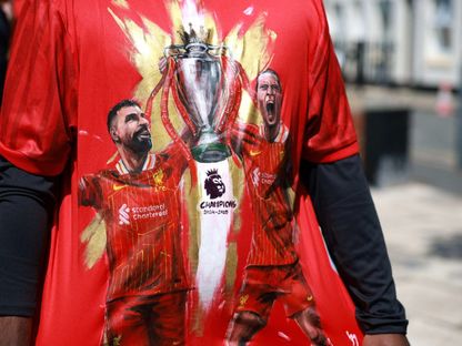 جمهور ليفربول يرتدي قميص احتفالي بمناسبة التتويج بلقب الدوري الإنجليزي للمرة الـ 20 - Reuters