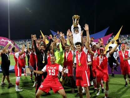 لاعبو ظفار يحتفلون بالفوز على النهضة وإحراز لقب كأس سلطان عُمان - 10 مايو 2024 - AWP