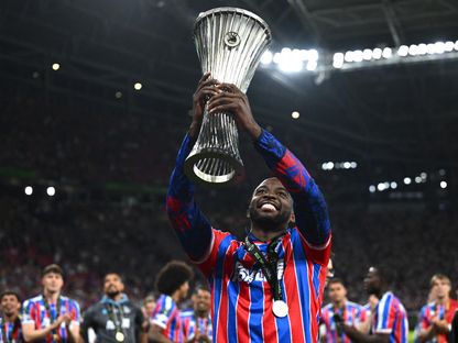 جان فيليب ماتيتا يرفع كأس دوري المؤتمر الأوروبي بعد فوز كريستال بالاس على رايو فايكانو في النهائي - 27 مايو 2026 - REUTERS