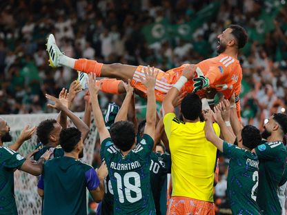 لاعبون سعوديون يحملون الحارس محمد العويس بعد التأهل إلى نهائي "خليجي 27" إثر الفوز بركلات الترجيح على قطر في نصف النهائي - 3 أكتوبر 2026 - REUTERS
