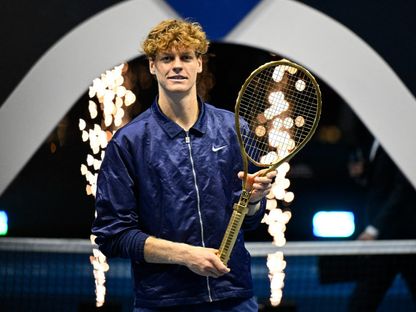 الإيطالي يانيك سينر يحتفل بعد فوزه في المباراة النهائية على الإسباني كارلوس ألكاراز في Six Kings Slam للتنس بالسعودية - 18 أكتوبر 2025 - Reuters