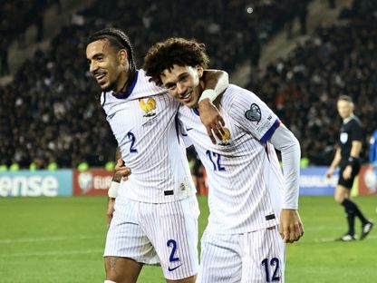 ماغنيس أكليوش لاعب فرنسا يحتفل مع مالو غوستو بهدفه في مرمى أذربيجان في تصفيات كأس العالم - 16 نوفمبر 2025 - Reuters