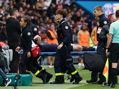 لوكاس بيرالدو يُنقل على حمالة بعد إصابته في مباراة باريس سان جيرمان ولانس بالدوري الفرنسي - 14 سبتمبر 2025 - Reuters