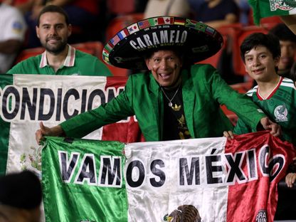 مشجع مكسيكي قبل مواجهة بنما في مباراة ودية - 22 يناير 2026 - Reuters