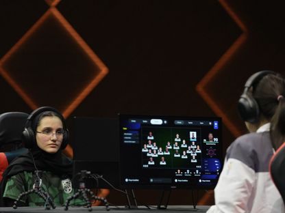 السعودية تالا المزروع خلال مشاركتها في eFootball بدورة الألعاب الآسيوية للشباب في البحرين - 26 أكتوبر 2025 - الشرق
