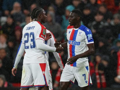 إسماعيلا سار (إلى اليمين) مهاجم كريستال بالاس يحتفل بهدفه الثاني أمام ليفربول في كأس رابطة الأندية الإنجليزية - 29 أكتوبر 2025 - Reuters